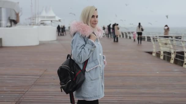 Portrait de belle femme sur la plage de la mer, mouettes volantes autour — Video