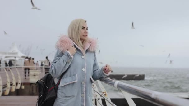 Portrait of beautiful woman on the sea beach, flying seagulls around — 비디오