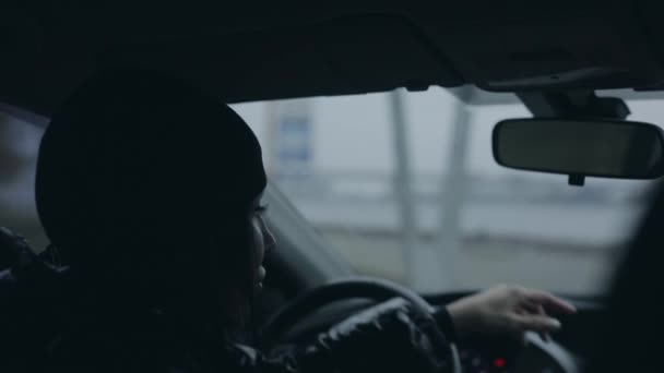 Женщина слушает хорошую музыку в машине — стоковое видео