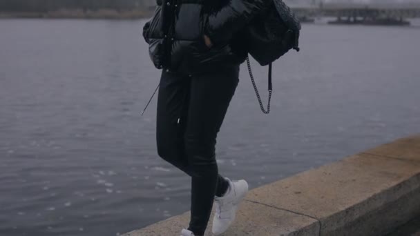 Mulher elegante andando perto do lado do rio no dia de inverno — Vídeo de Stock