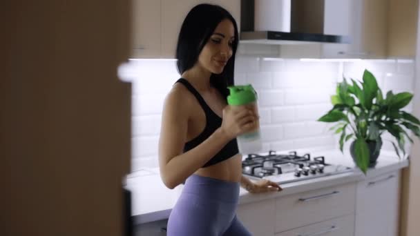 Mujer mezclando proteína en la coctelera en casa — Vídeos de Stock
