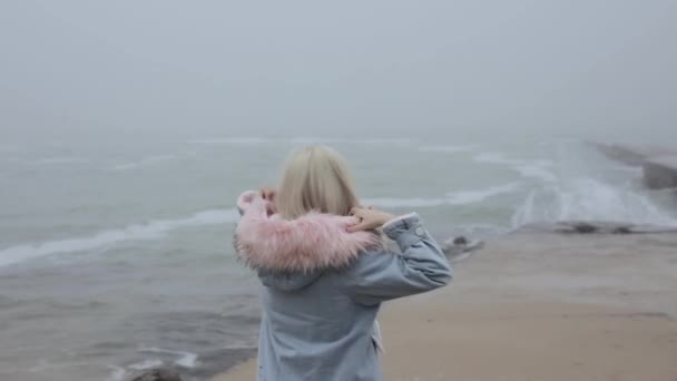 Šťastná žena kráčí po mořském molu — Stock video