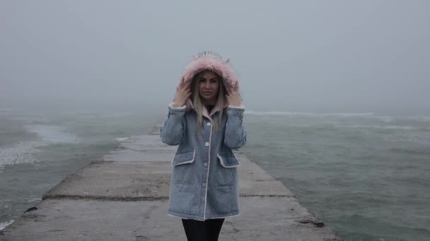 Donna felice che cammina sul mare frangiflutti — Video Stock