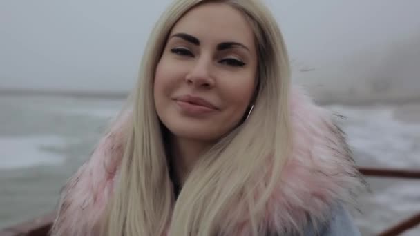 Portrait of beautiful woman on the sea beach — Stock Video
