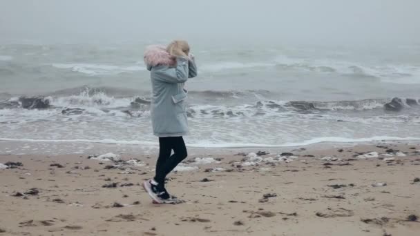 Mujer caminando por la costa del océano disfrutando de la libertad de la naturaleza — Vídeos de Stock