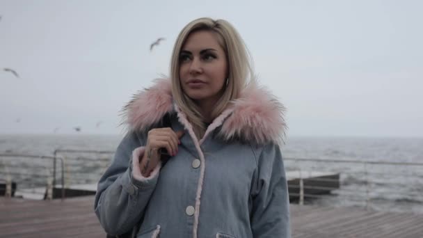 Portrait of beautiful woman on the sea beach — Stock Video