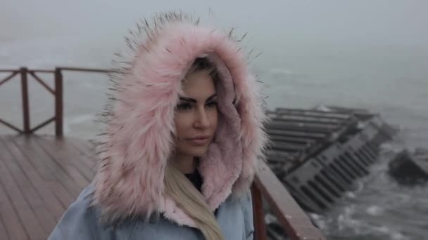 Calma, mulher olhando para o mar ondas desgaste capuz — Vídeo de Stock