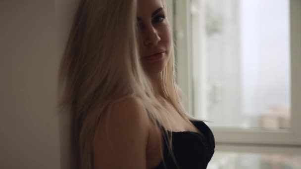 Sexy en erotische vrouw poseren in appartement — Stockvideo