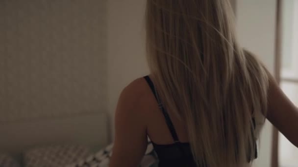 Mulher sedutora em lingerie faz a cama — Vídeo de Stock