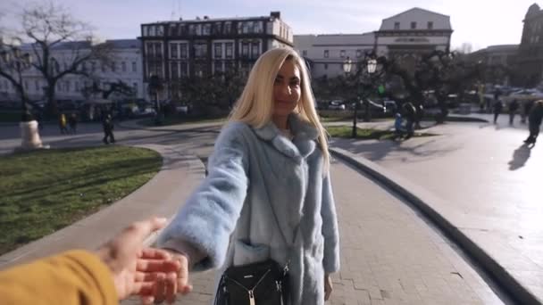POV, pareja de turistas tomados de la mano, mujer que me lleva en la ciudad — Vídeos de Stock