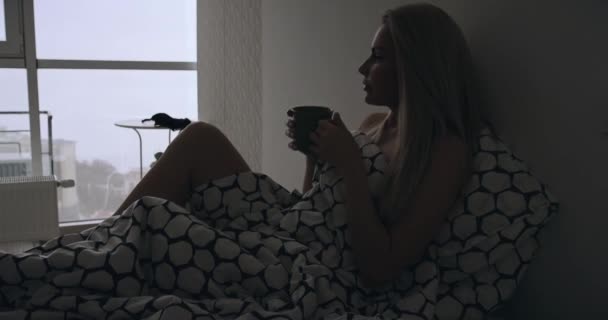 Mujer bebiendo té en la cama por la mañana — Vídeo de stock