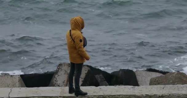 Tylny widok człowieka patrzącego na burzliwe morze — Wideo stockowe