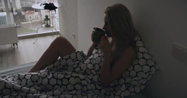 Γυναίκα πίνει τσάι στο κρεβάτι το πρωί — Αρχείο Βίντεο