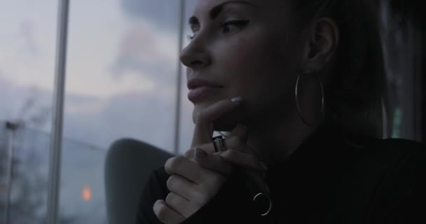Närbild kvinna ansikte tittar på fönster tänkande och drömmer — Stockvideo