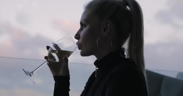 Femme buvant du vin blanc dans un restaurant avec vue sur la mer — Video