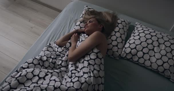 Donna svegliarsi nel suo letto al mattino — Video Stock