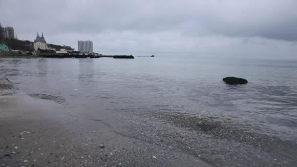 Superficie marina transparente y olas en una costa — Vídeo de stock