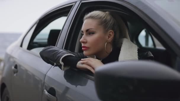 Mulher turista olhando para o mar através da janela sentado em um carro — Vídeo de Stock