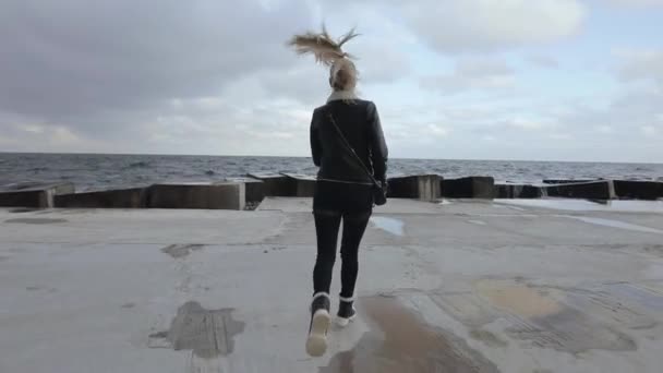 Lycklig kvinna springer nära havet njuter av naturen — Stockvideo