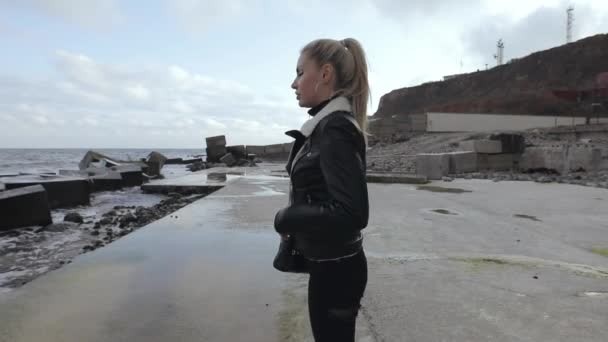 Mujer relajada mirando hacia el mar pensando y soñando — Vídeo de stock