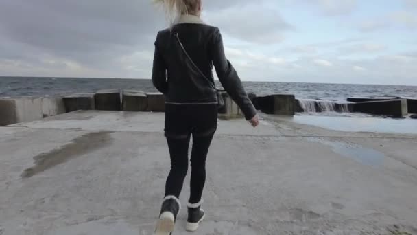 Szczęśliwa kobieta biegnie w pobliżu morza ciesząc się naturą — Wideo stockowe