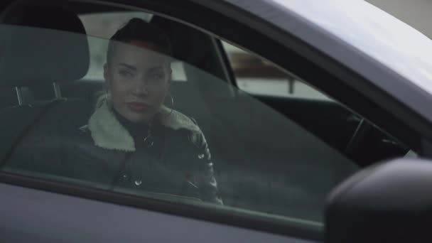 Жінка туристка дивиться на море через вікно, сидячи в машині — стокове відео