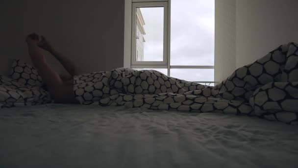 Man wake up in her bed at the morning — Stock Video