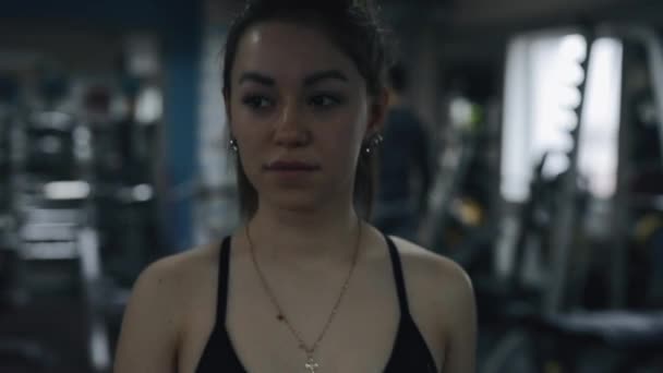 Hermosa joven que va en el gimnasio — Vídeos de Stock