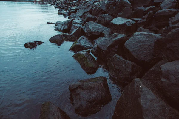 Suuret kivet meressä — kuvapankkivalokuva