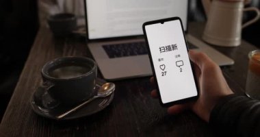 Yeni beğeni ve yorumları tarayan uygulamalı akıllı telefon tutan erkek.