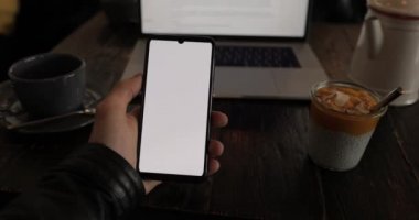 Pov, erkek el akıllı telefonu yeni beğeni ve yorumları tarayan bir uygulama ile tutuyor