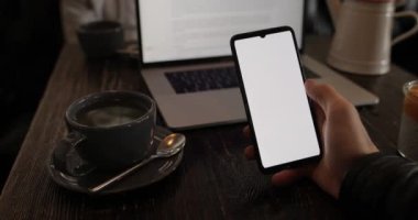 Pov, erkek el akıllı telefonu yeni beğenileri tarayan bir uygulama ile tutuyor