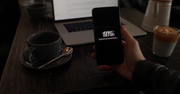 POV, mano masculina sosteniendo el archivo de descarga de teléfonos inteligentes desde Internet — Vídeo de stock