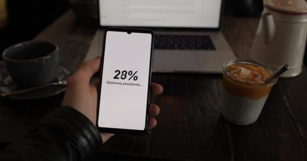POV, mâle main tenant smartphone téléchargement de fichiers à partir d'Internet — Video
