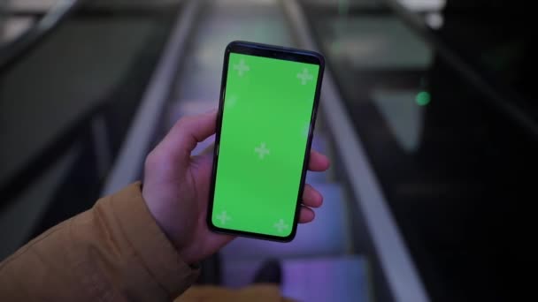 Het gebruik van leeg scherm van smartphone op roltrap — Stockvideo