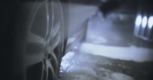 Ручне миття автомобілів вночі — стокове відео