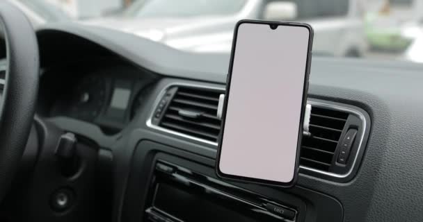 Ecran blanc vide du smartphone dans une voiture, vue depuis le siège passager — Video