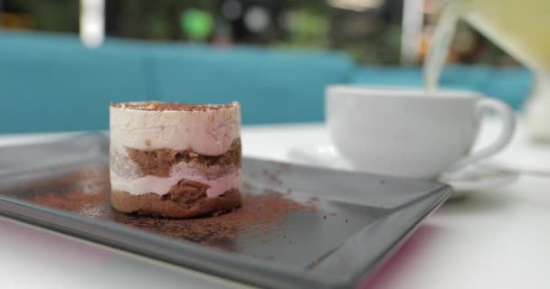 与茶一起吃美味的蛋糕，奶酪奶油甜点 — 图库视频影像