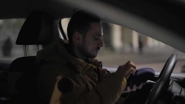 Bărbat șofer purtând ochelari galbeni noaptea — Videoclip de stoc