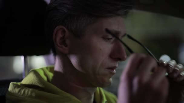 Zblízka muž řidič nosí žluté brýle v noci — Stock video