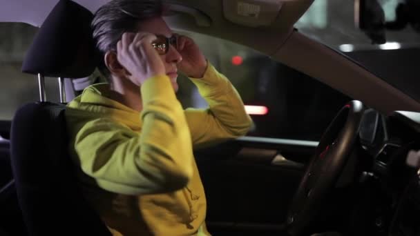 Man driver wearing yellow eyeglasses at night — 비디오