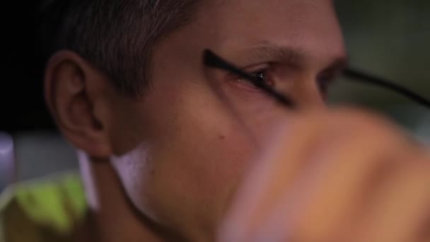 Primeros planos Conductor con anteojos amarillos por la noche — Vídeo de stock