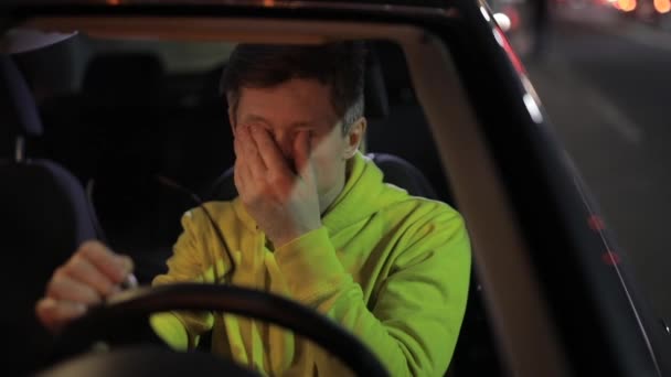 Cansado homem motorista vestindo óculos amarelos à noite — Vídeo de Stock