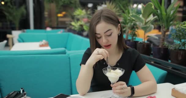 Dondurma Yiyen Kadın — Stok video