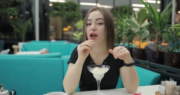 Žena jí zmrzlinu — Stock video