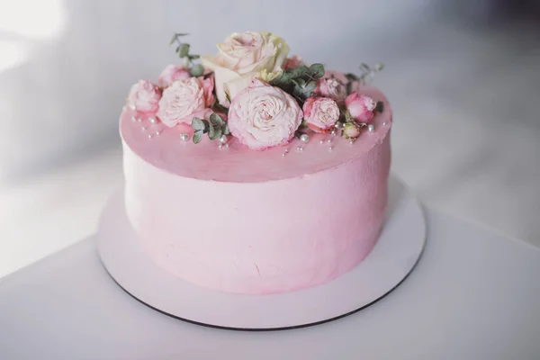Hermosa Deliciosa Torta Rosa Con Rosas — Foto de Stock