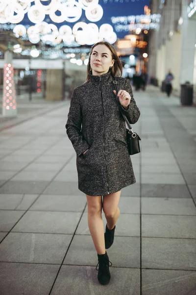 Divat nő séta éjjel város — Stock Fotó
