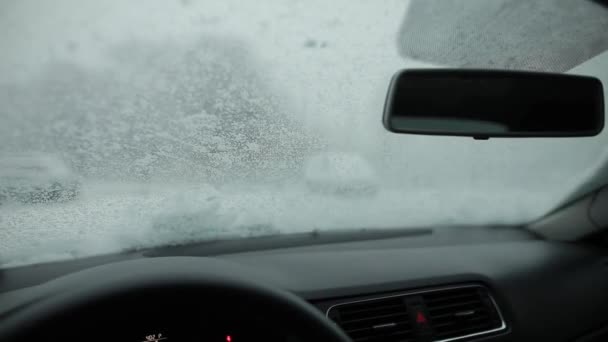 挡风玻璃雨刷清扫雪地 — 图库视频影像