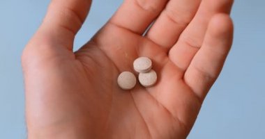 Adam hapları elinden alıyor.