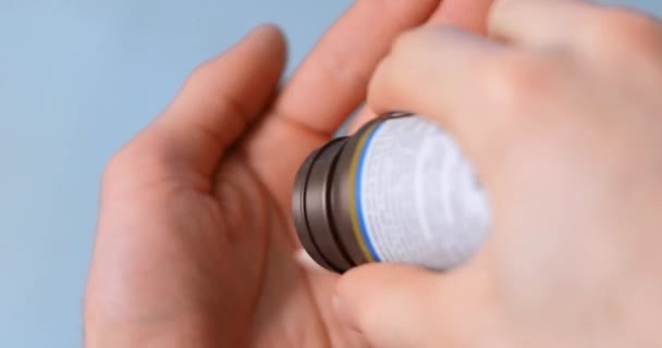 El hombre derrama pastillas en la mano — Vídeo de stock